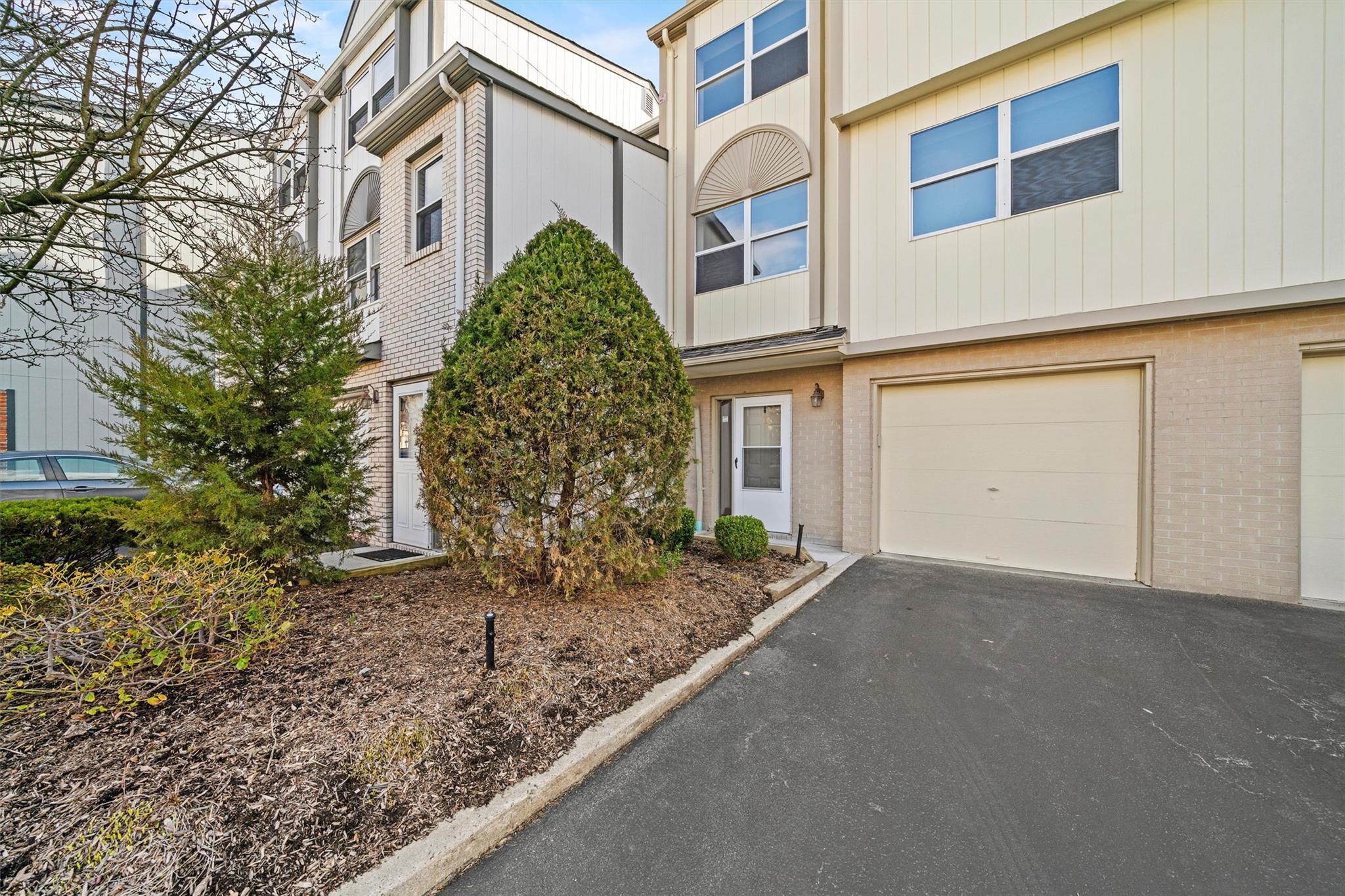 13 Wyndham Court, Nanuet, New York image 2