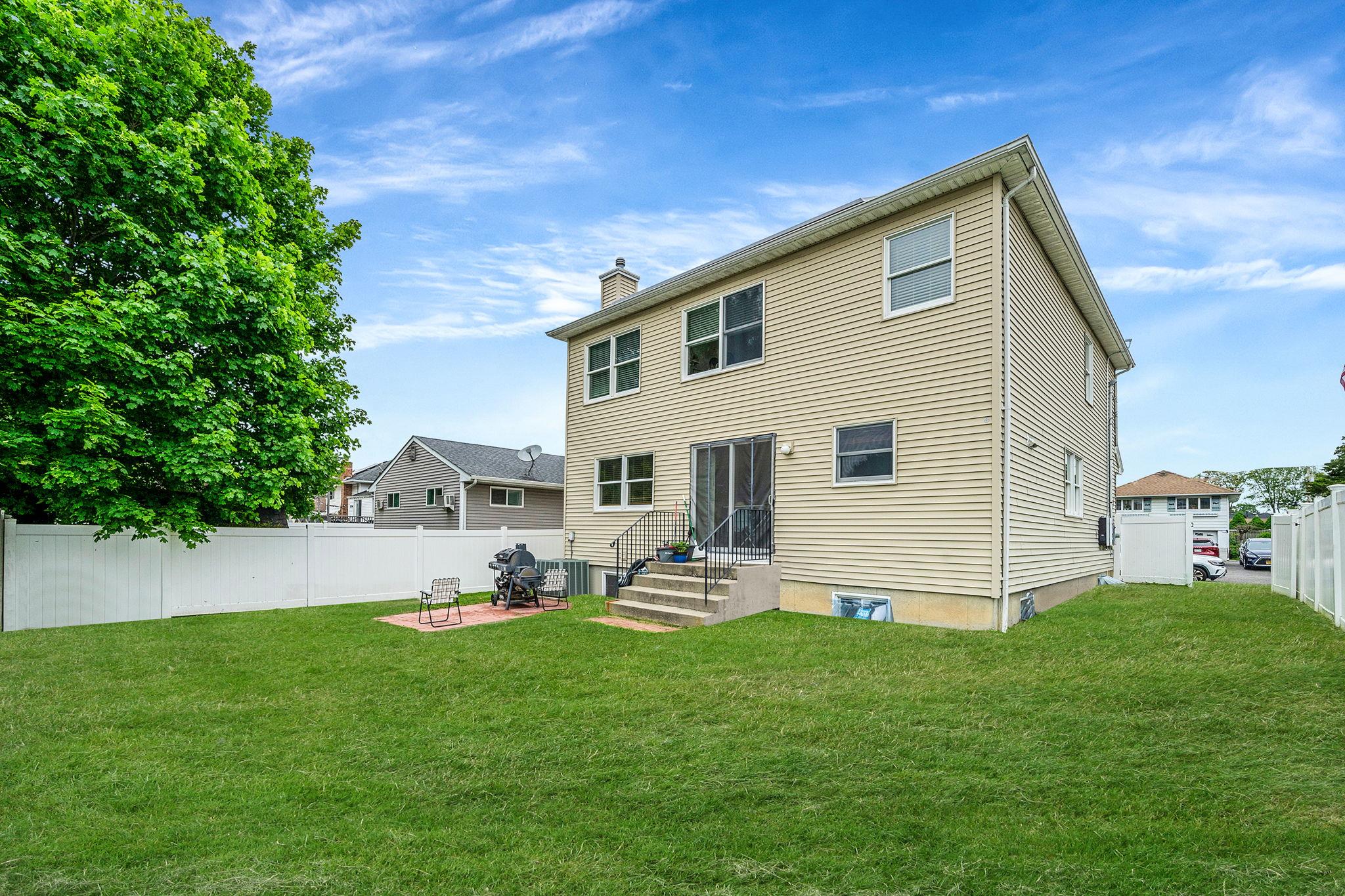 130 W 7th Street, Deer Park, New York image 29
