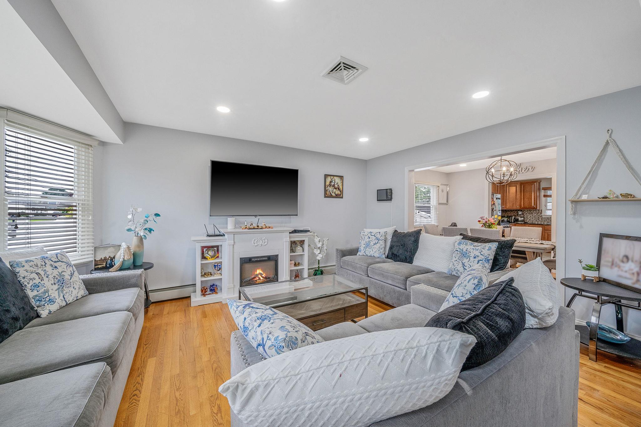 130 W 7th Street, Deer Park, New York image 4