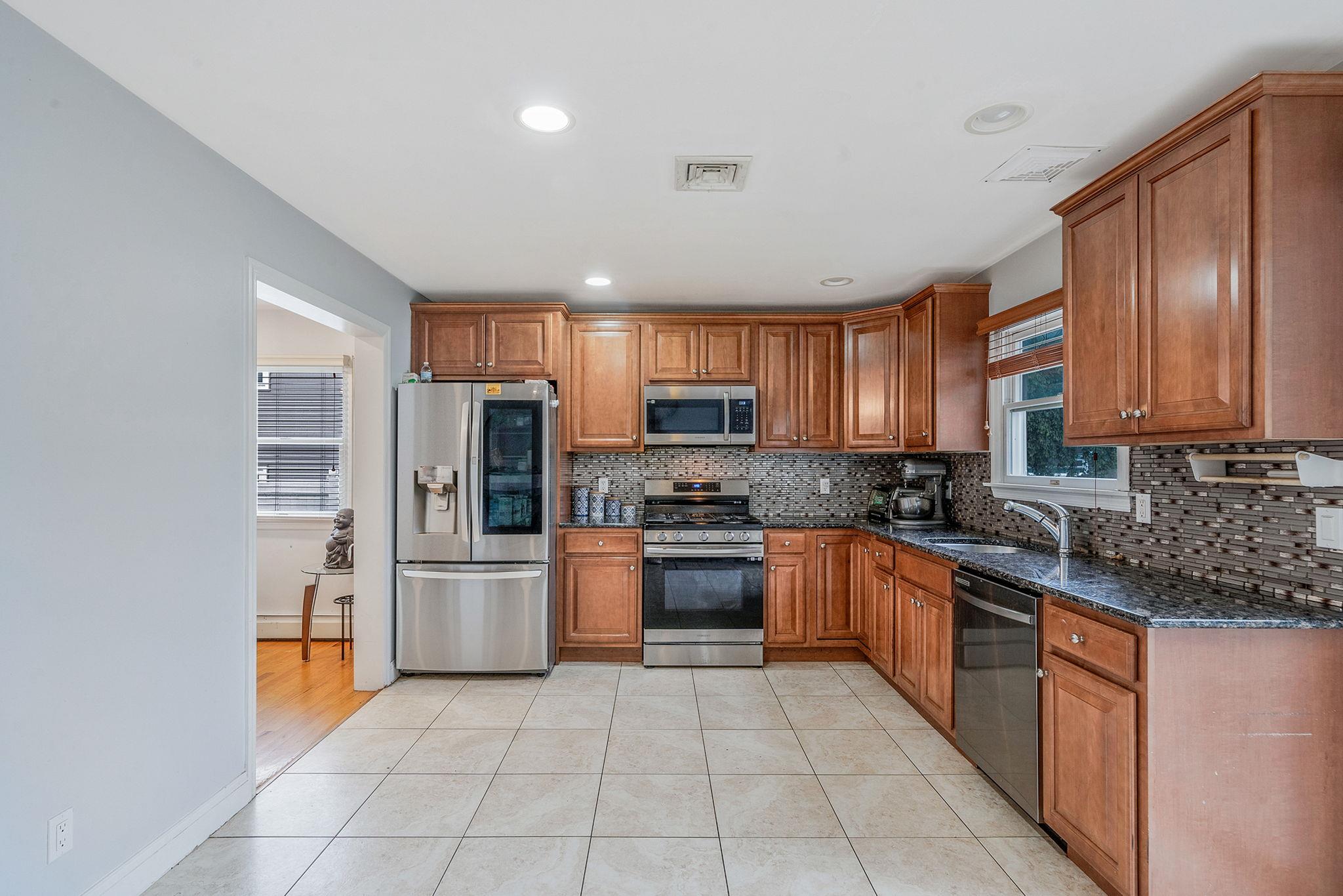 130 W 7th Street, Deer Park, New York image 8