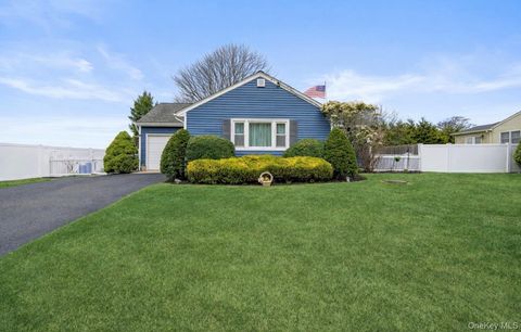 Photo of 310 Candee Avenue, Sayville, NY 11782 (MLS # 978036)