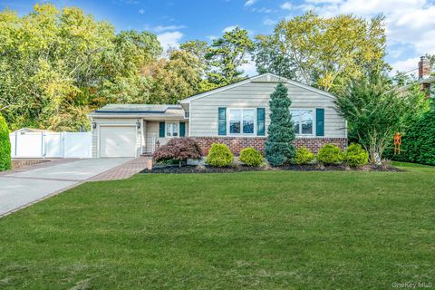 Photo of 55 Wexford Drive, Oakdale, NY 11769 (MLS # 926330)