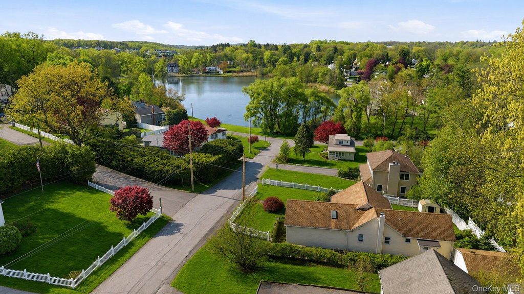 Photo of 11 Daisy Drive, Mahopac, NY 10541 (MLS # 988445)