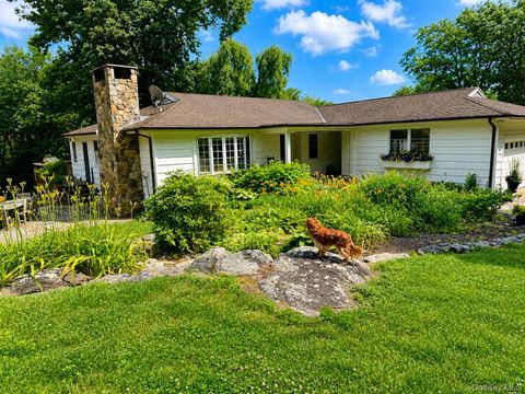 Homes For Sale - 10 Apple Tree Lane<br/> Pound Ridge, NY 10576