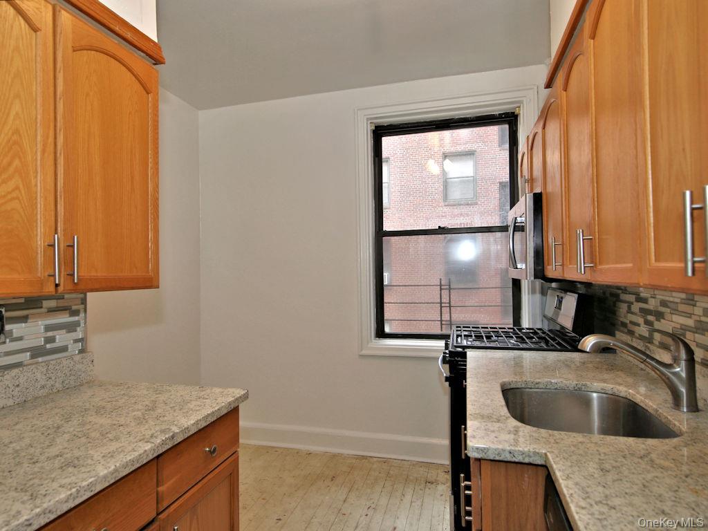 313D Larchmont Acrest West 313D