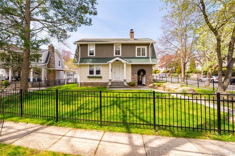 Photo of 350 Hutchinson Boulevard, Mount Vernon, NY 10552 (MLS # 986636)