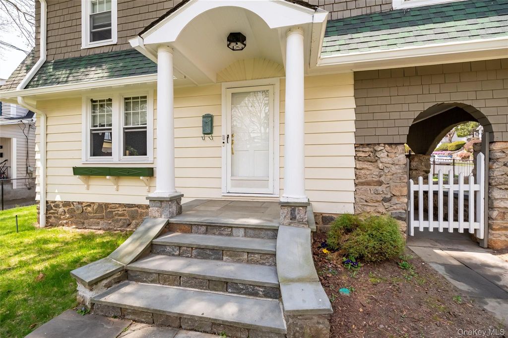 Photo of 350 Hutchinson Boulevard, Mount Vernon, NY 10552 (MLS # 986636)