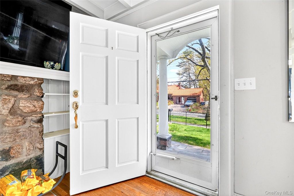 Photo of 350 Hutchinson Boulevard, Mount Vernon, NY 10552 (MLS # 986636)