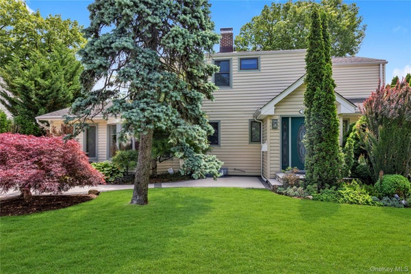 16 DEEPDALE PKWY, ROSLYN HEIGHTS, NY 11577 - Image 4f3dc0588d0cdc62c8e79043bbcdab9d/2808412330