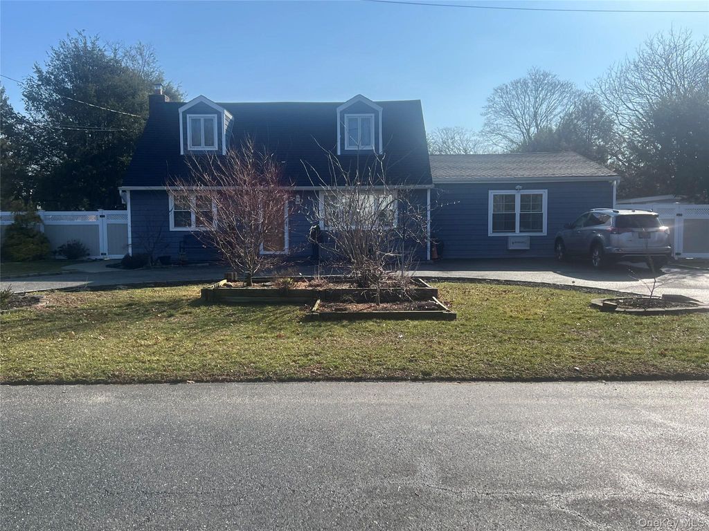 Photo of 1659 Lincoln Avenue, Bohemia, NY 11716 (MLS # 974727)