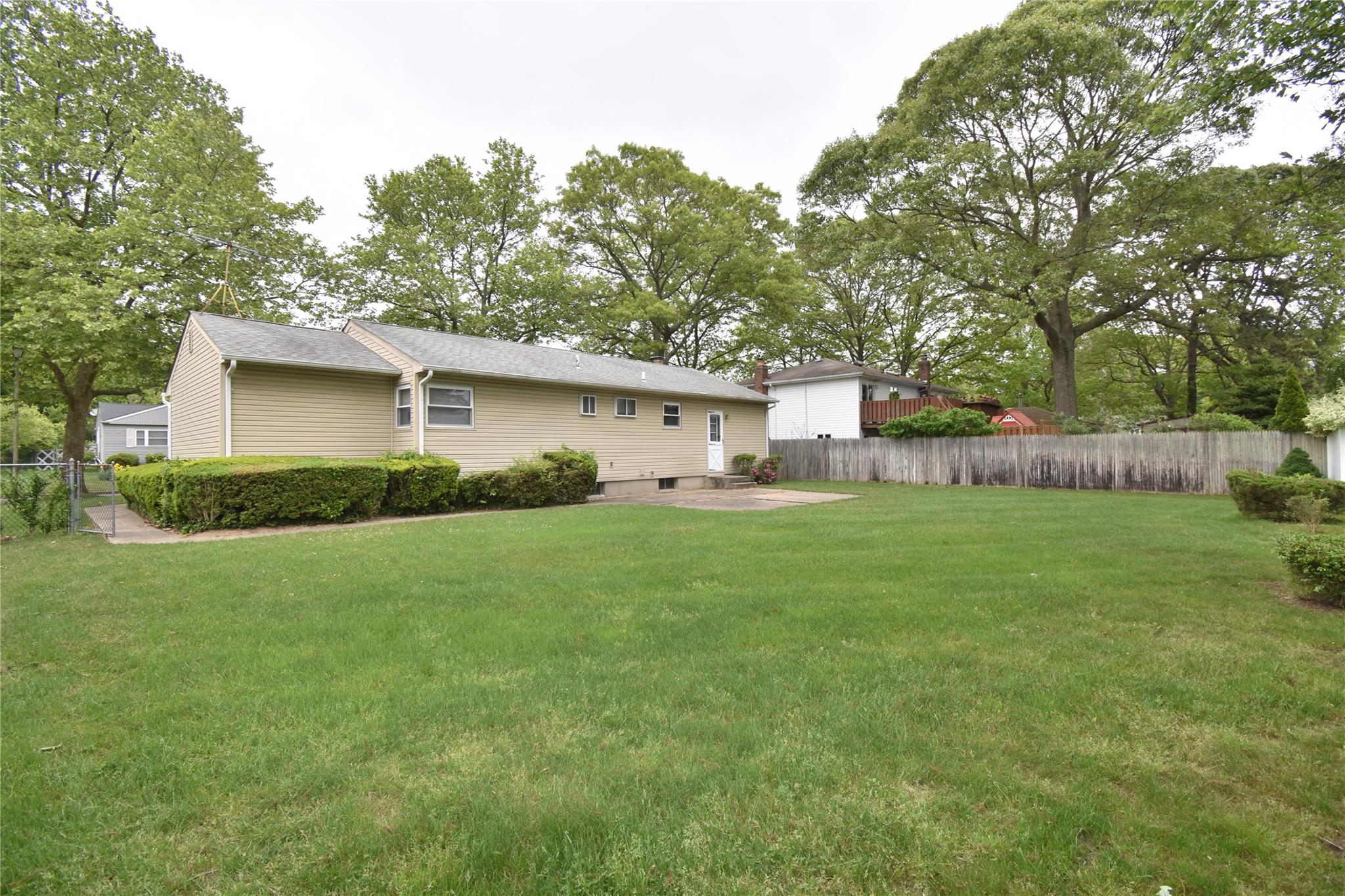 10 Arleen Avenue, Holbrook, New York image 18