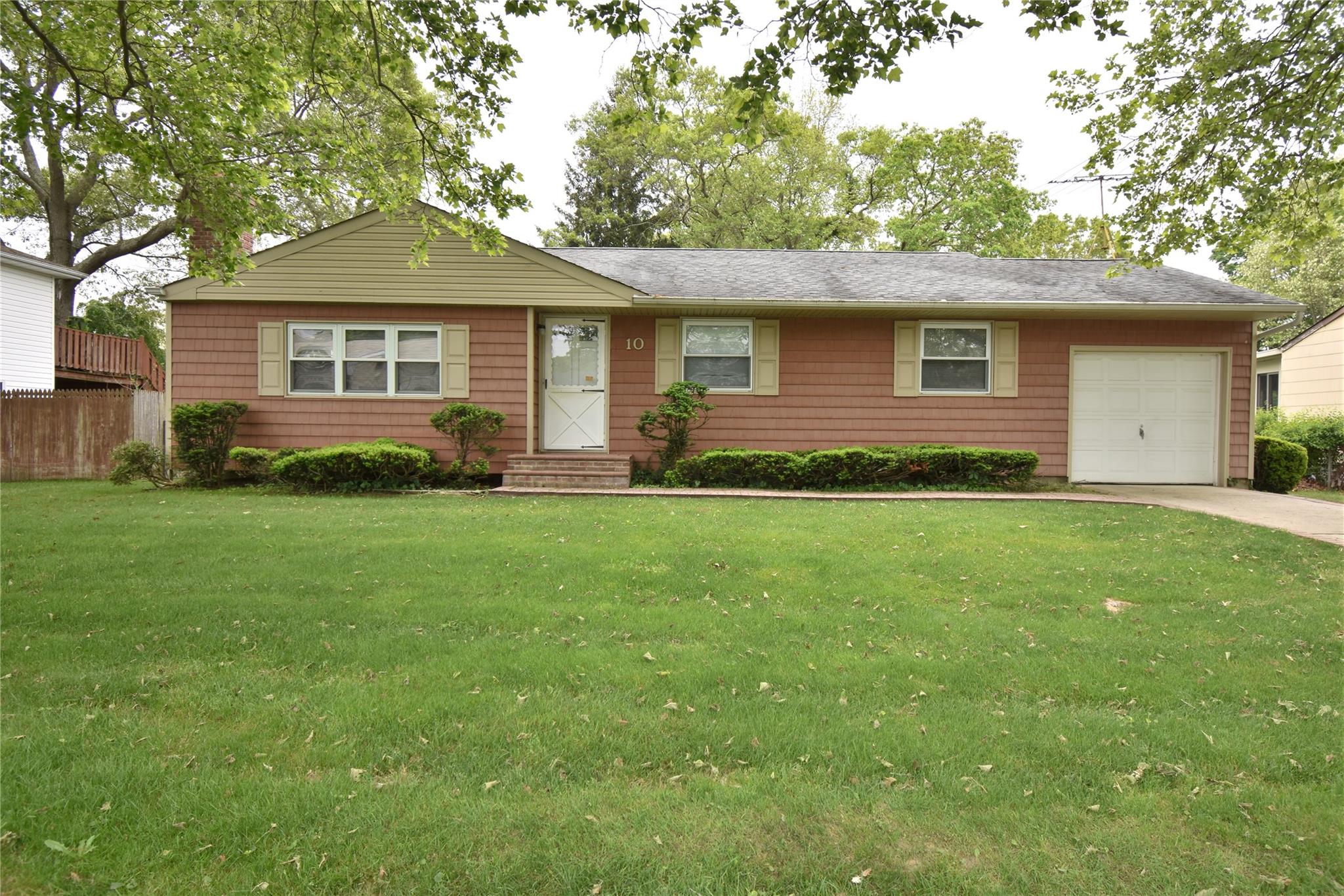 10 Arleen Avenue, Holbrook, New York image 1