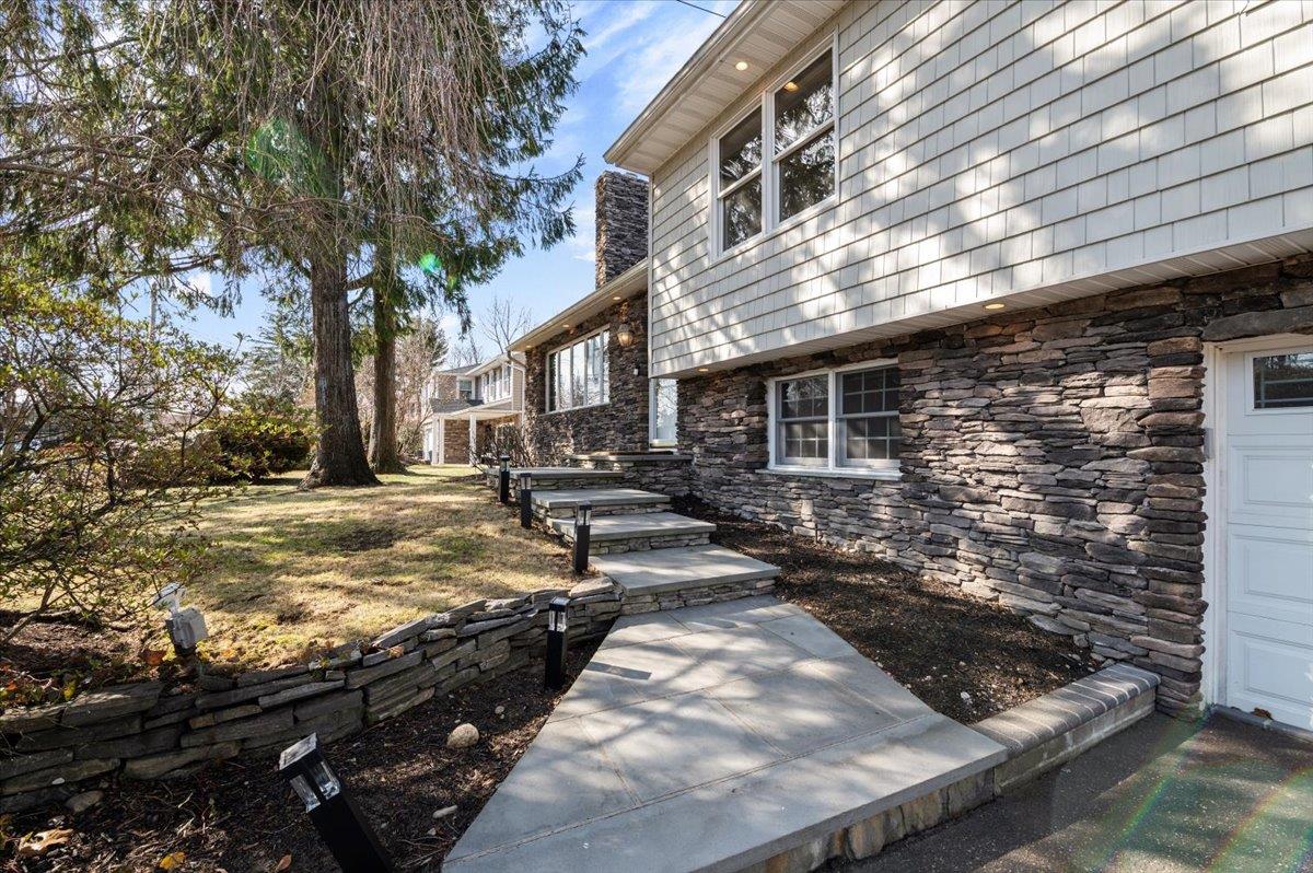 16 Hemlock Drive, Syosset, New York image 3