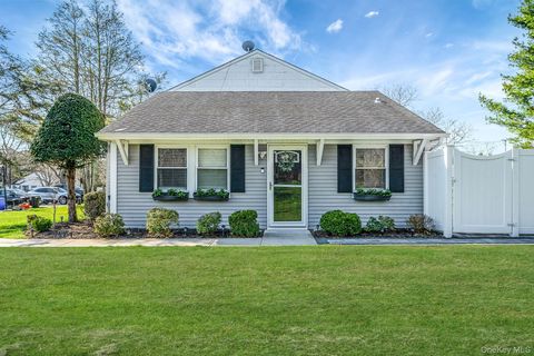 Photo of 10 Gettysburg Court, Coram, NY 11727 (MLS # 984333)