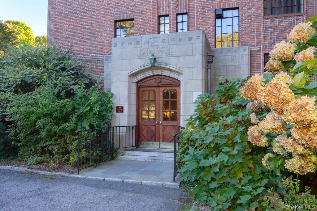 Photo of 100 Ardsley Avenue West AVE #2B, Ardsley-on-Hudson, NY 10503 (MLS # 1056912)