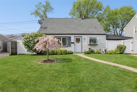 Homes For Rent - 22 Shelter Lane<br/> Nassau County, Levittown, NY 11756