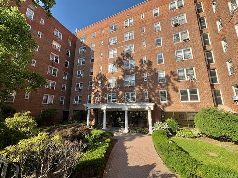 Photo of 63-61 Yellowstone Boulevard #3E, Forest Hills, NY 11375 (MLS # 952600)