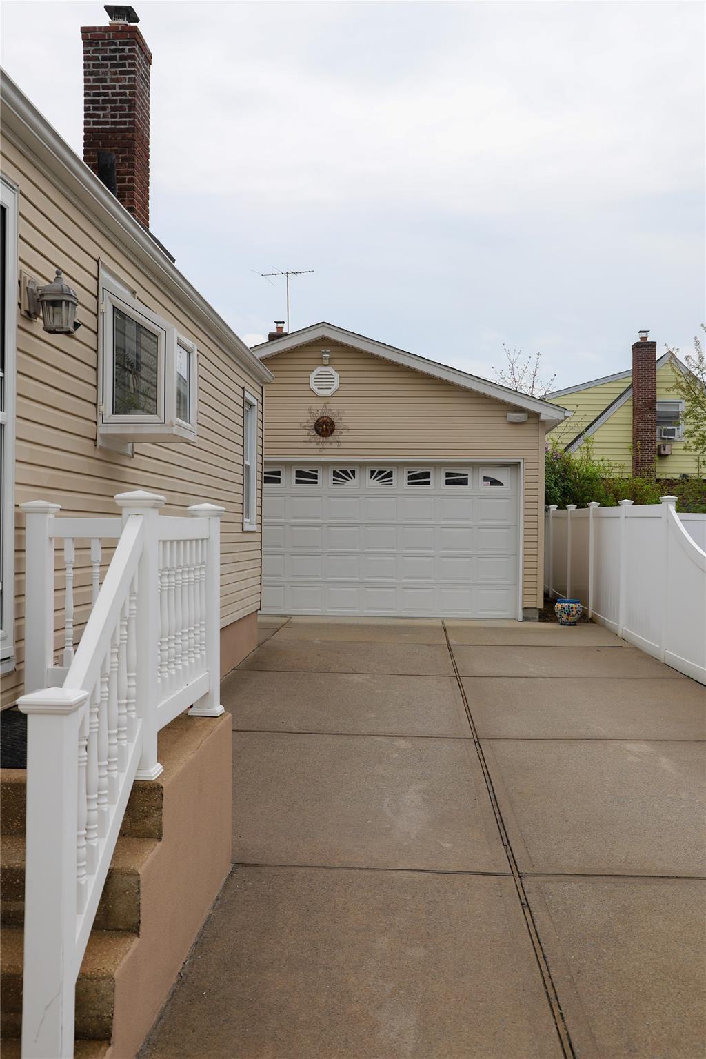 455 Jackson Avenue, Mineola, New York image 28