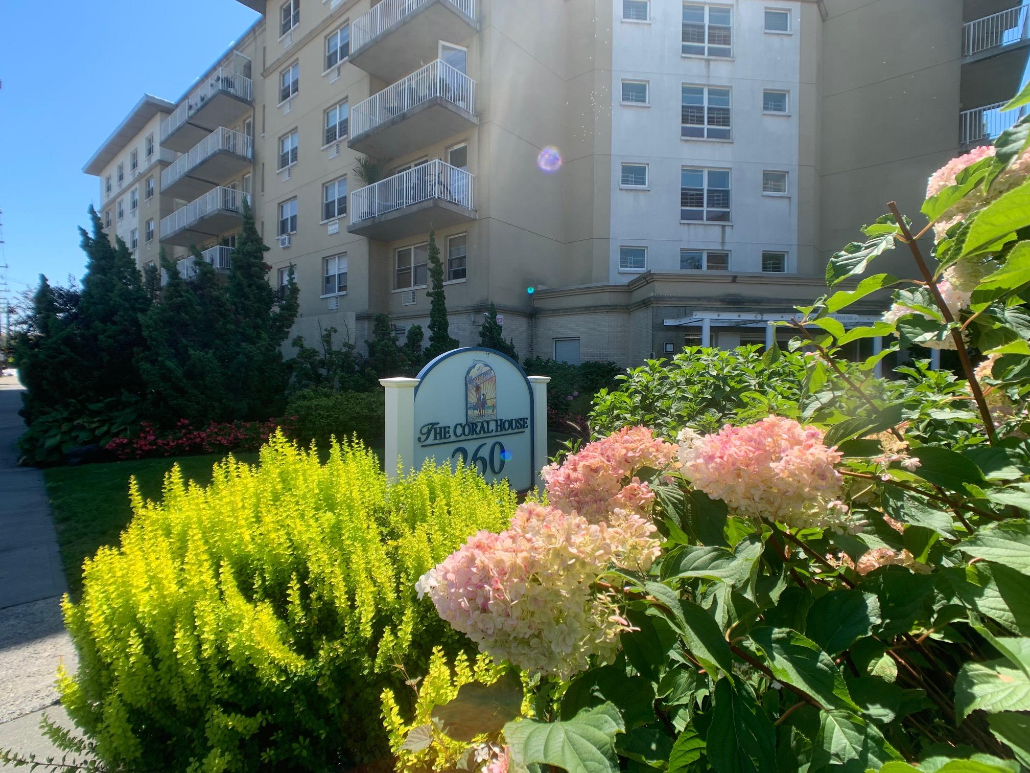 Rental Property at Beach 81st Street 6A, Rockaway Beach, Queens, NY - Bedrooms: 2 
Bathrooms: 1 
Rooms: 4  - $2,700 MO.