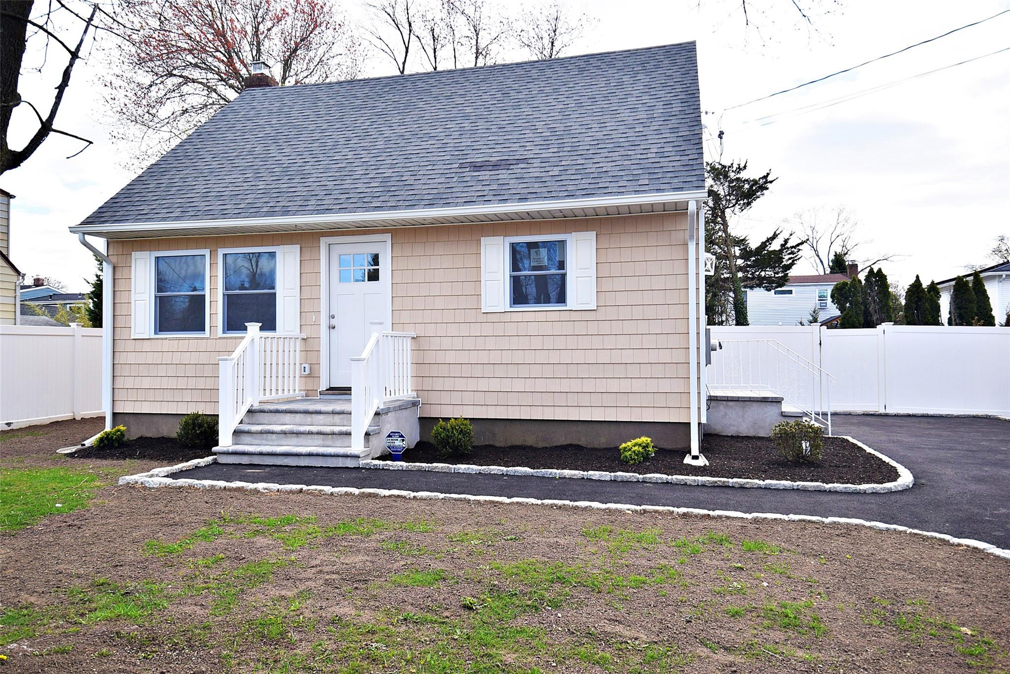 316 Aster Road, West Islip, New York image 2