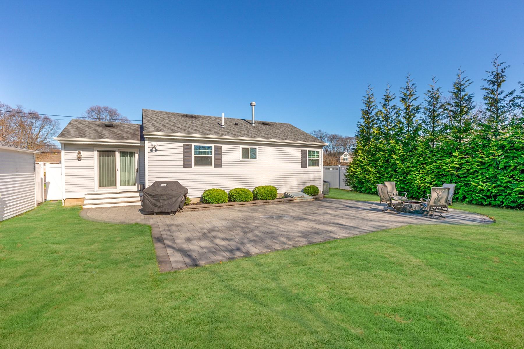 130 Meroke Lane, East Islip, Florida image 15