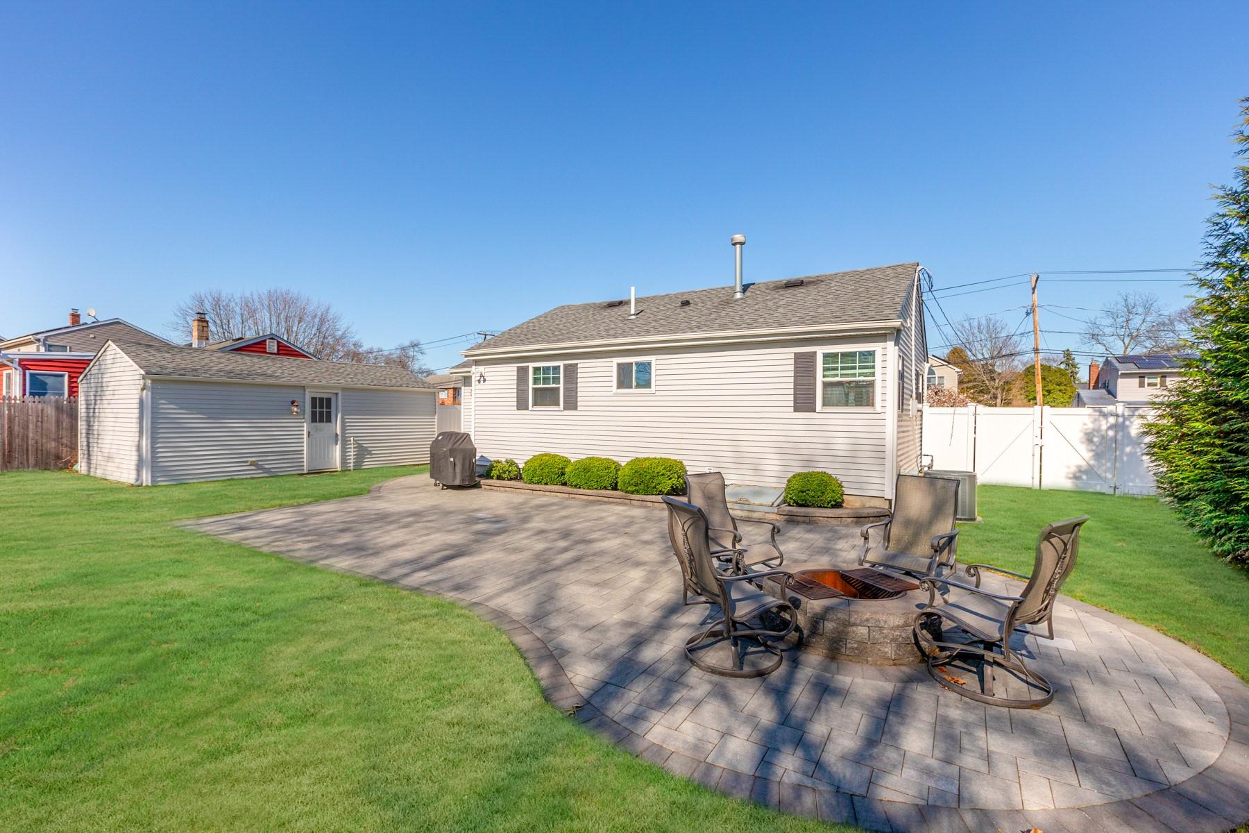 130 Meroke Lane, East Islip, Florida image 14