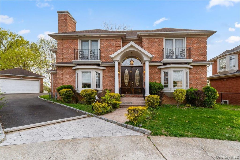 Photo of 8 Wesey Court, Great Neck, NY 11024 (MLS # 985643)