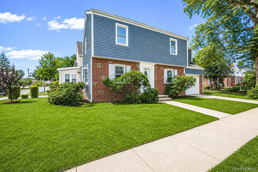 Photo of 1 Hudson Court, Lynbrook, NY 11563 (MLS # 1044766)