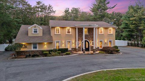 Photo of 626 Caledonia Road, Dix Hills, NY 11746 (MLS # 927453)