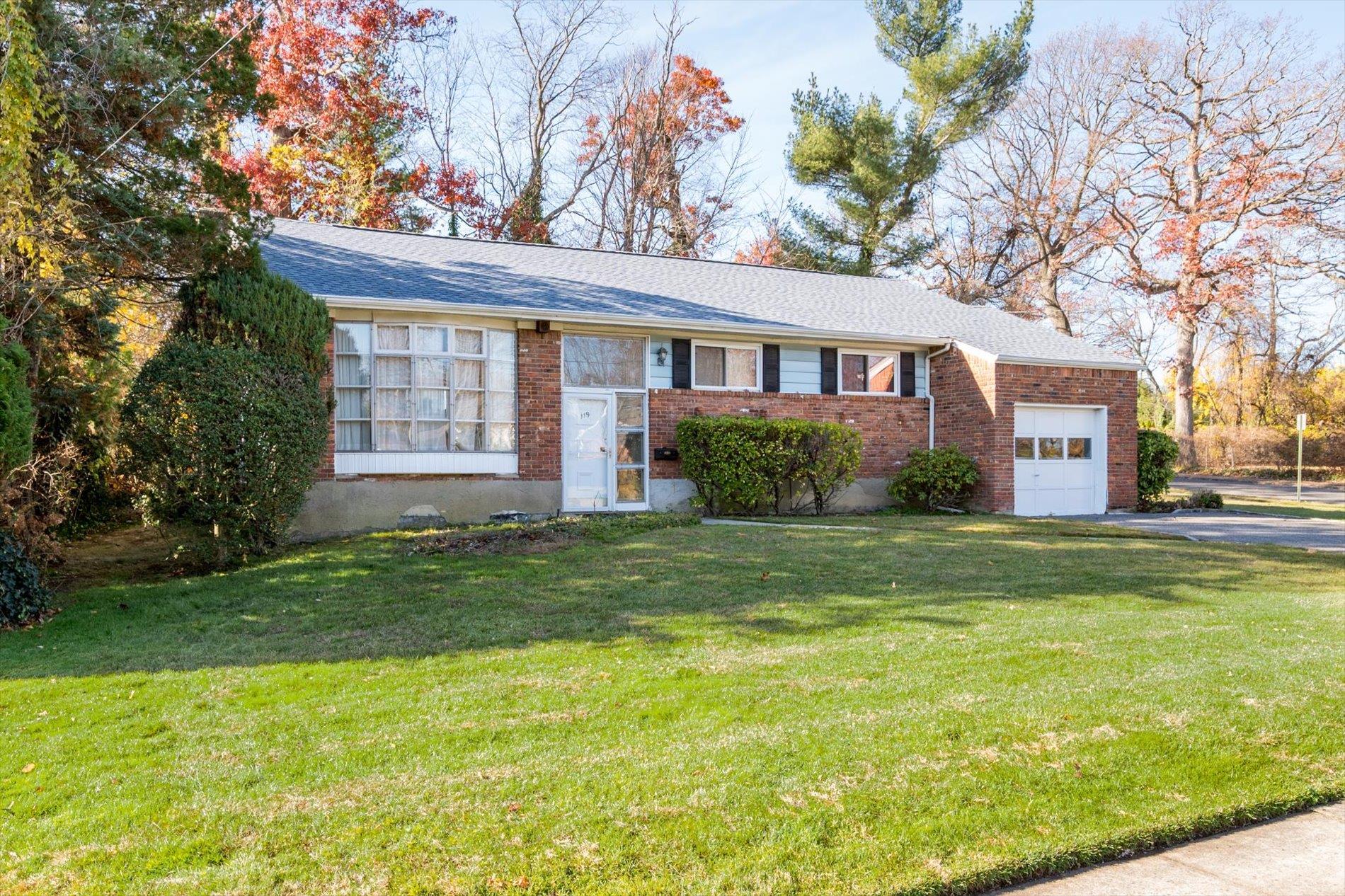 119 Reed Drive, Roslyn, New York image 2