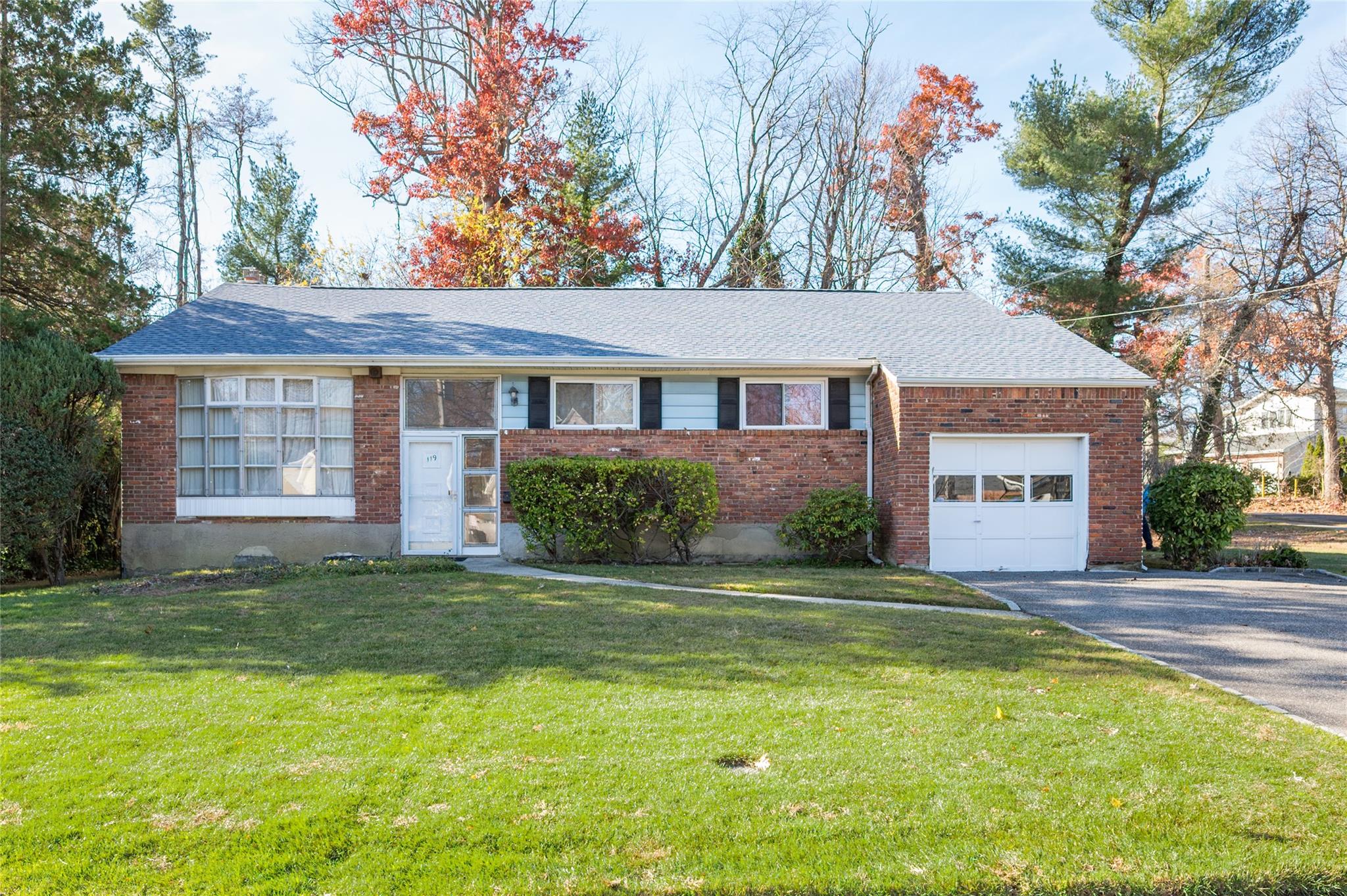 119 Reed Drive, Roslyn, New York image 1