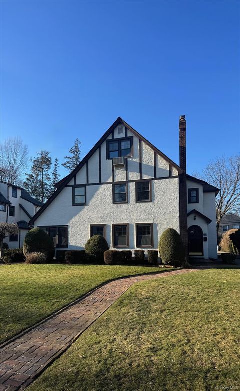 Homes For Sale - 119 Chestnut Street<br/> Garden City, NY 11530