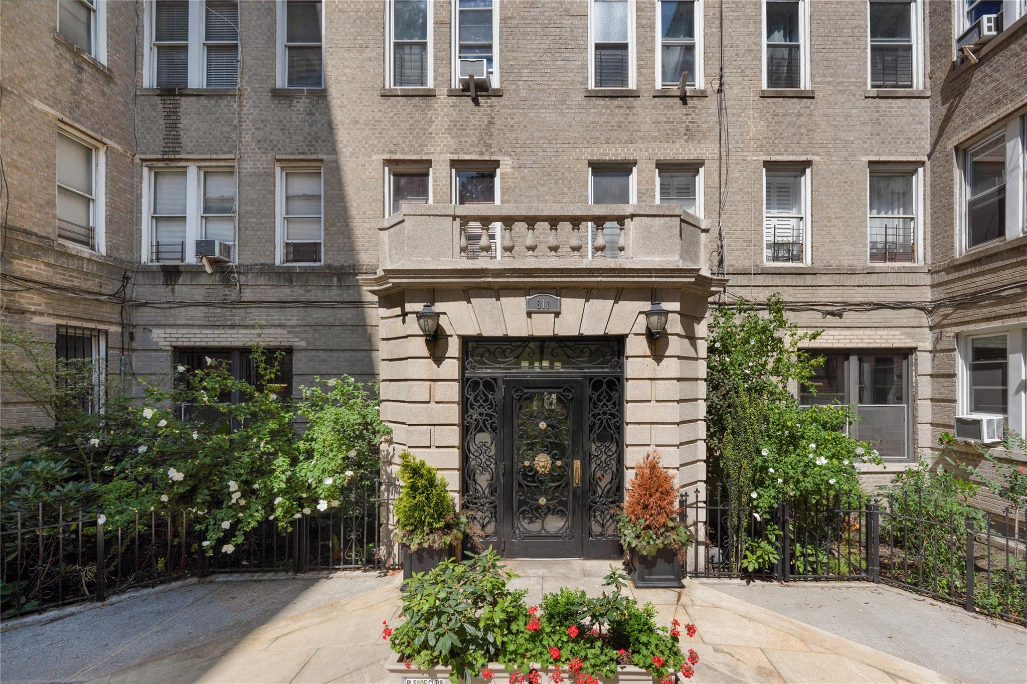 Rental Property at Walton Avenue F21, Bronx, New York - Bedrooms: 1 
Bathrooms: 1 
Rooms: 3  - $2,600 MO.