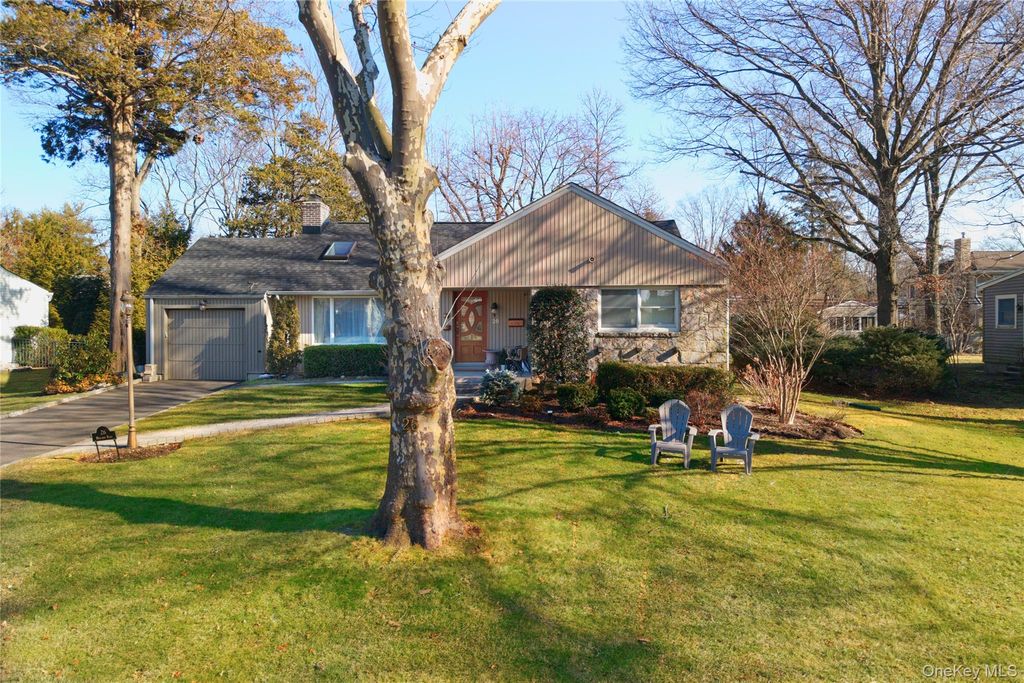 Photo of 26 Midland Road, East Hills, NY 11577 (MLS # 960558)