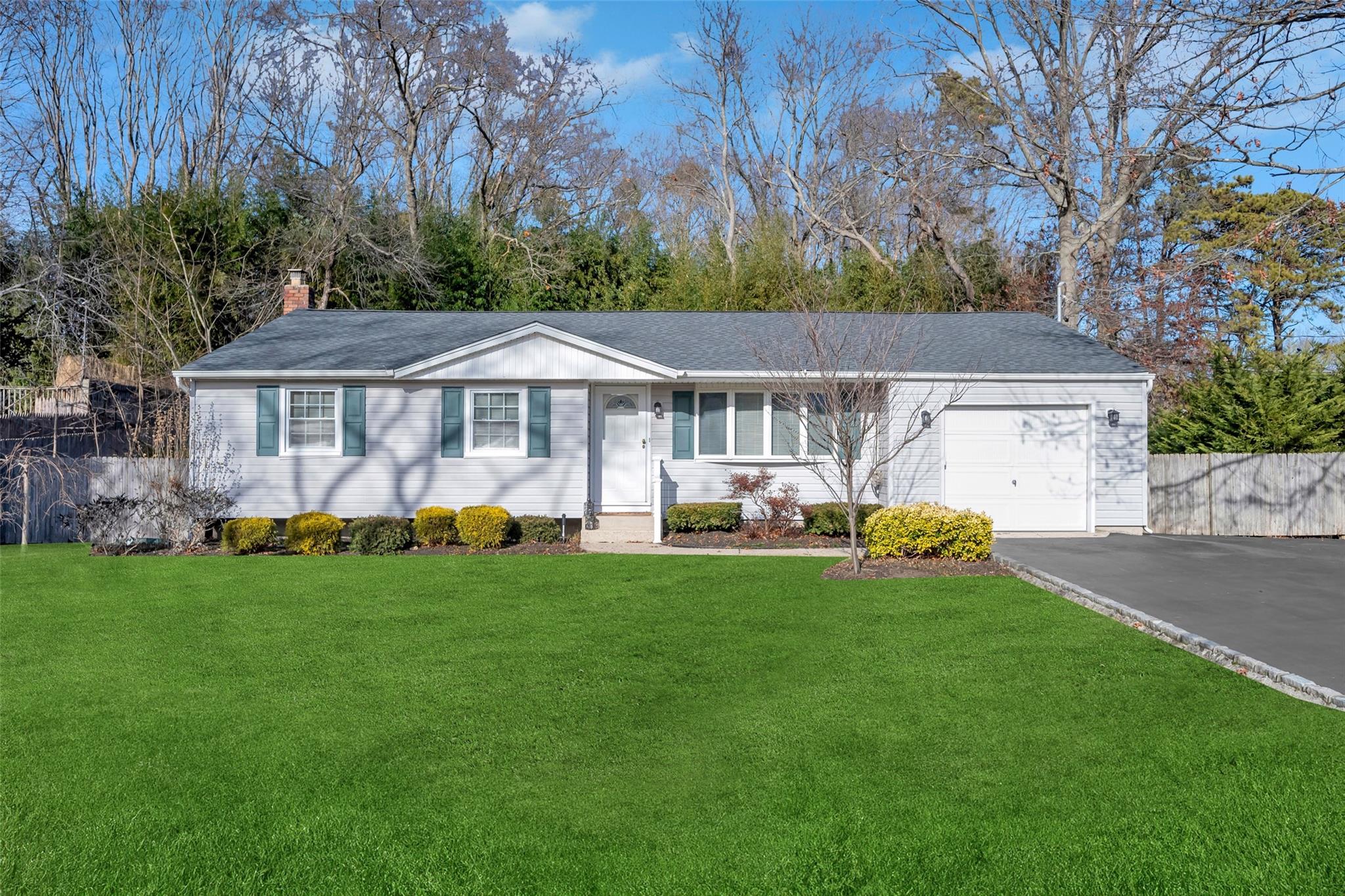 47 Hauppauge Road, Hauppauge, New York image 1