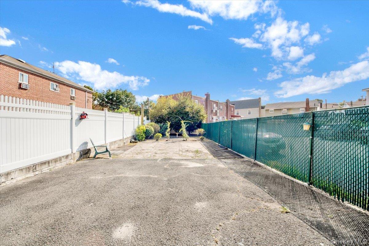 1573 Hollywood Avenue