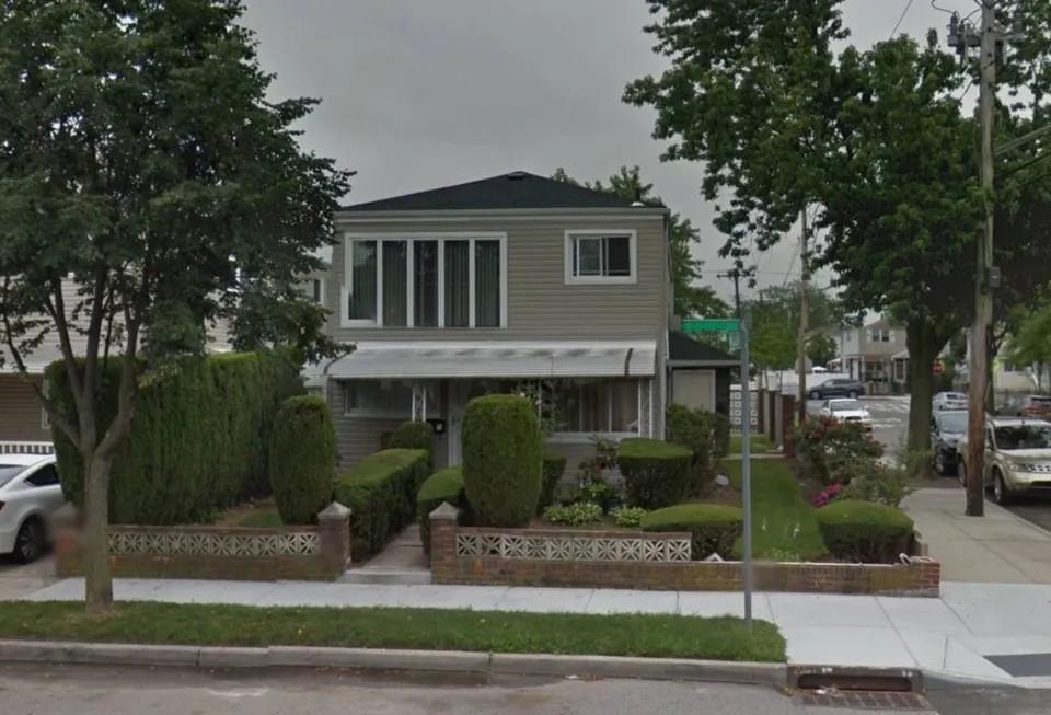 223rd Street, Springfield Gardens, Queens, NY - 6 Bedrooms  
4 Bathrooms  
12 Rooms - 