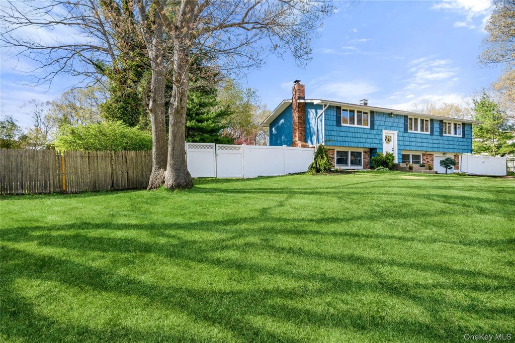 Photo of 12 Branch Lane, East Setauket, NY 11733 (MLS # 987786)