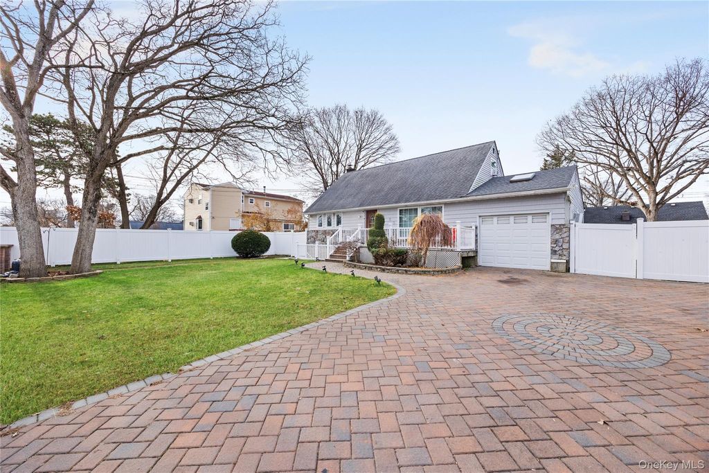 Photo of 50 S 30th Street, Babylon, NY 11798 (MLS # 942818)