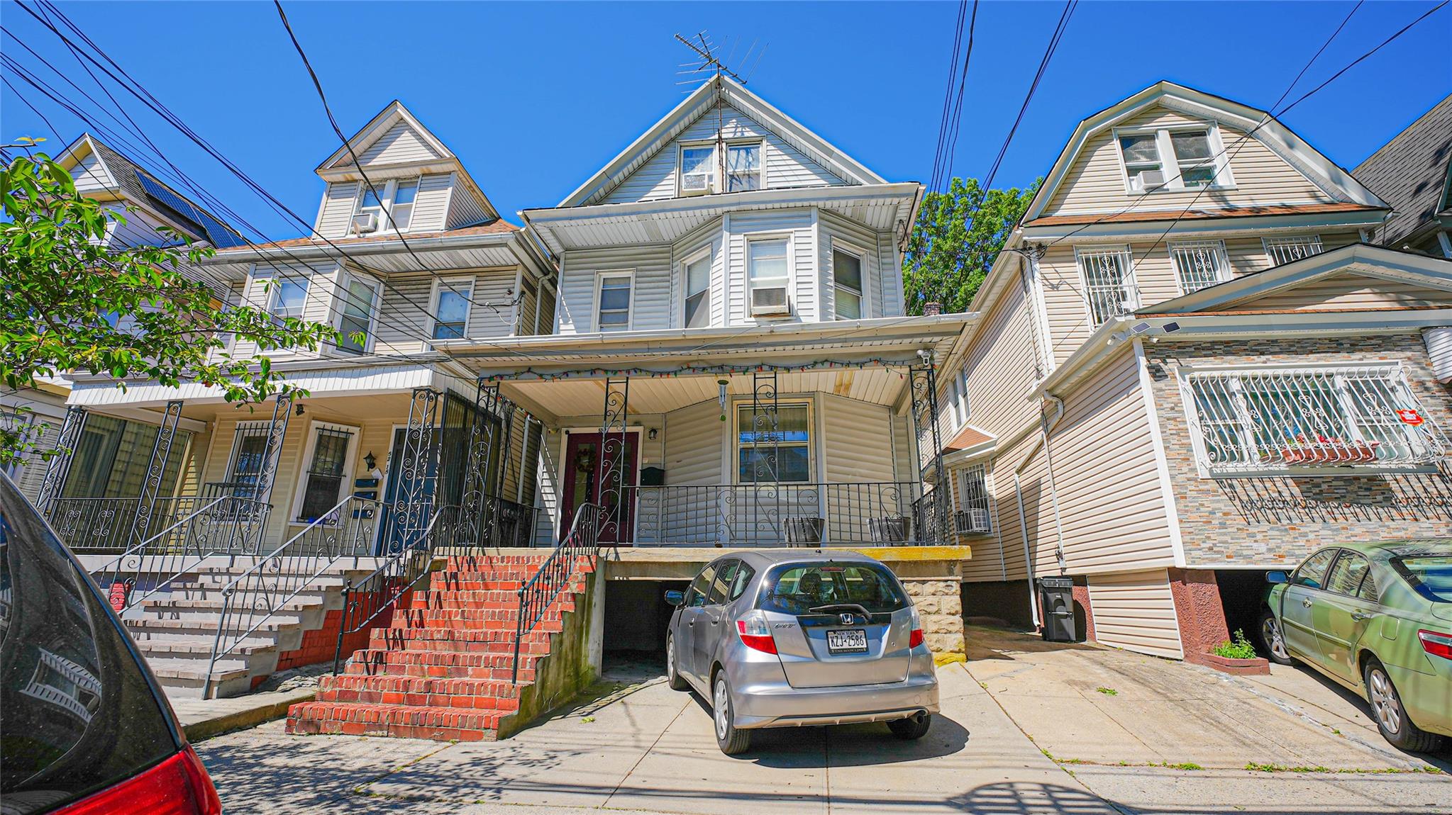 92nd St St, Elmhurst, Queens, NY - 2 Bathrooms - 