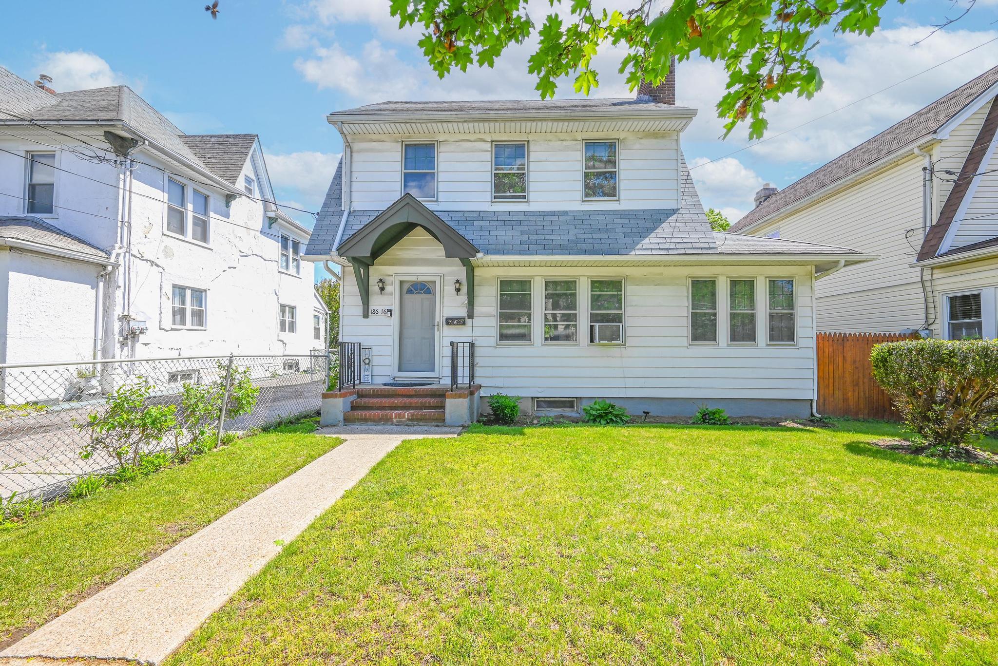 104th Avenue, Saint Albans, Queens, NY - 3 Bedrooms  
2 Bathrooms  
7 Rooms - 