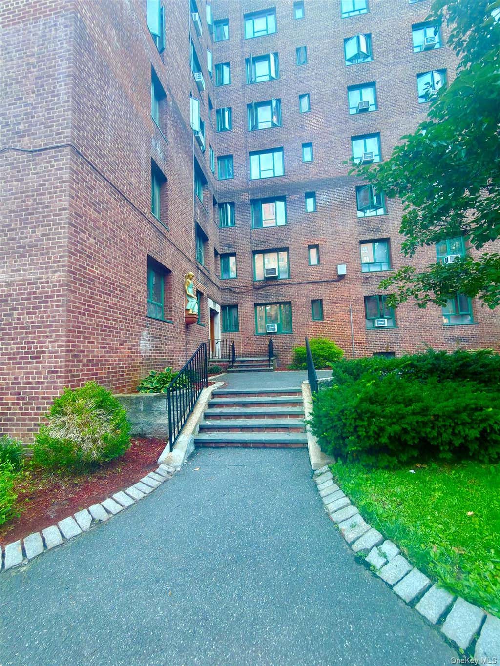 Photo of 1591 Metropolitan Avenue #5C, Bronx, NY 10462 (MLS # 1042082)