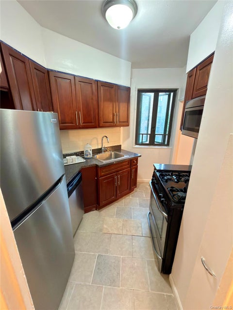 Condo For Sale - 1591 Metropolitan Avenue #5C<br/> Bronx, NY 10462