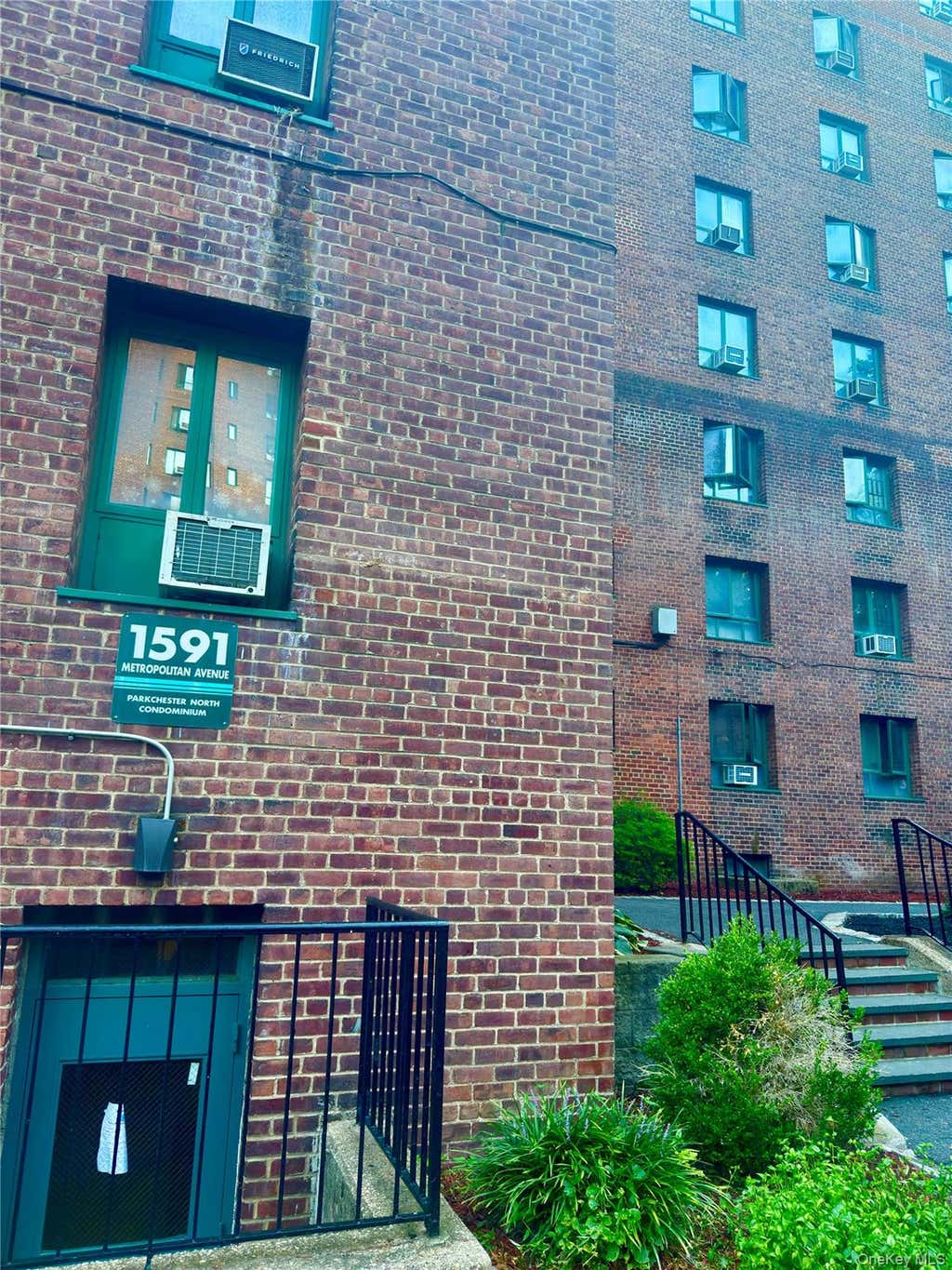 Photo of 1591 Metropolitan Avenue #5C, Bronx, NY 10462 (MLS # 1042082)