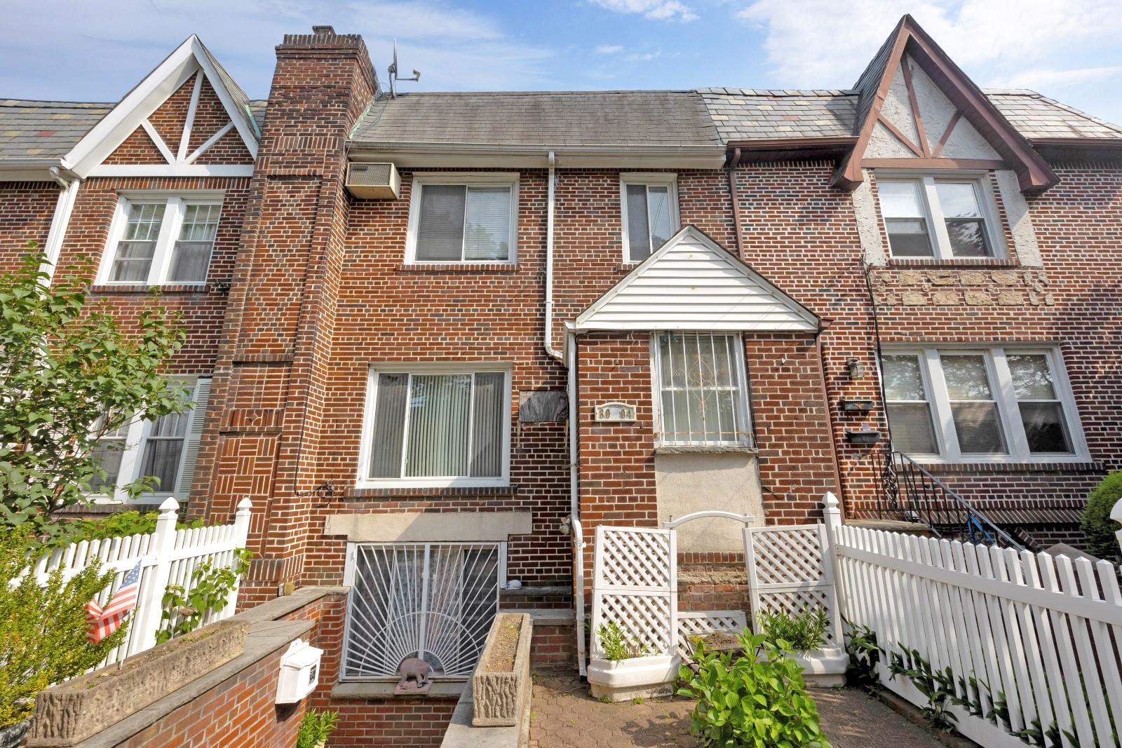 Cowles Court, Middle Village, Queens, NY - 5 Bedrooms  
3 Bathrooms  
9 Rooms - 