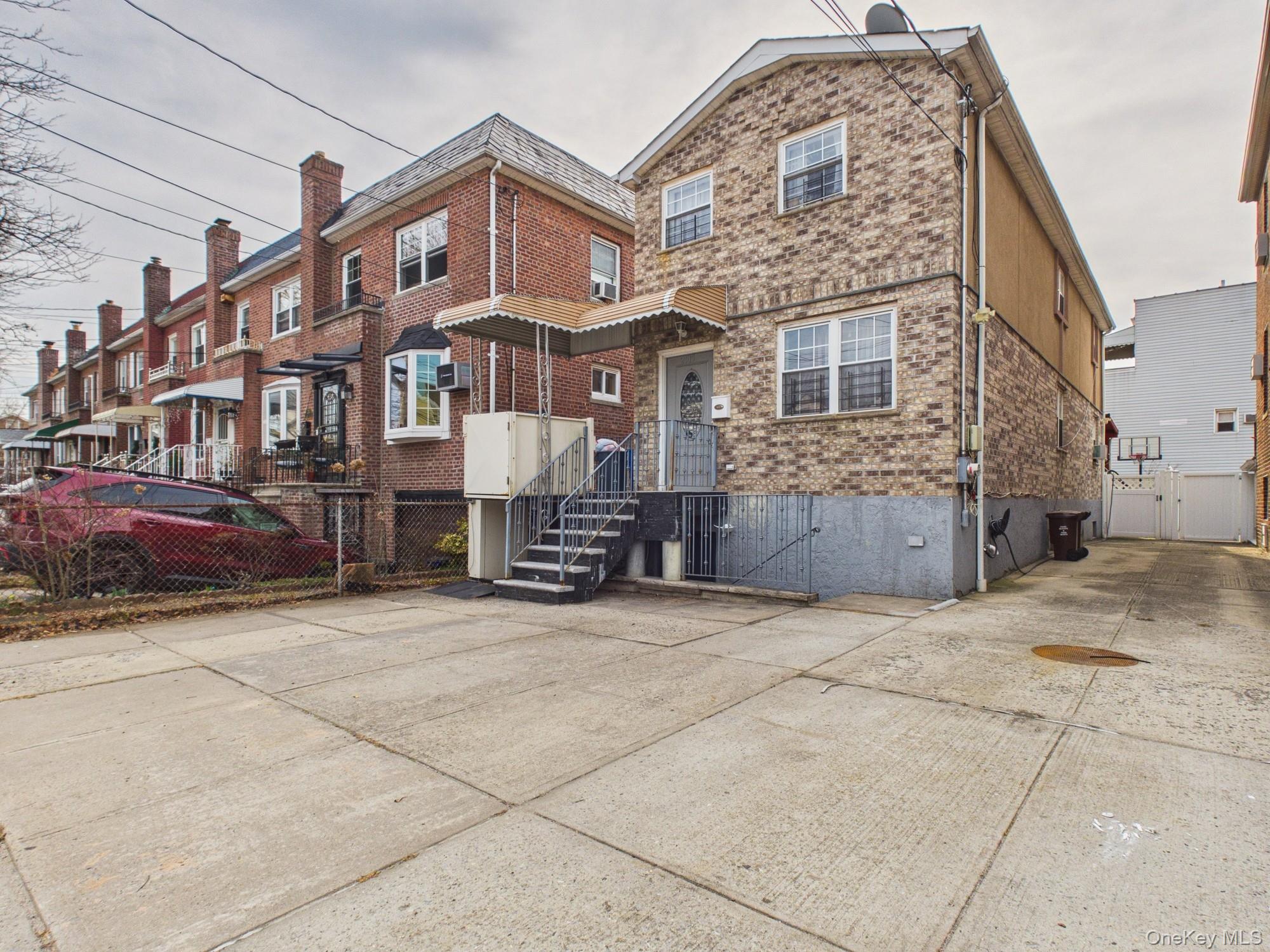 2515 Woodhull Avenue