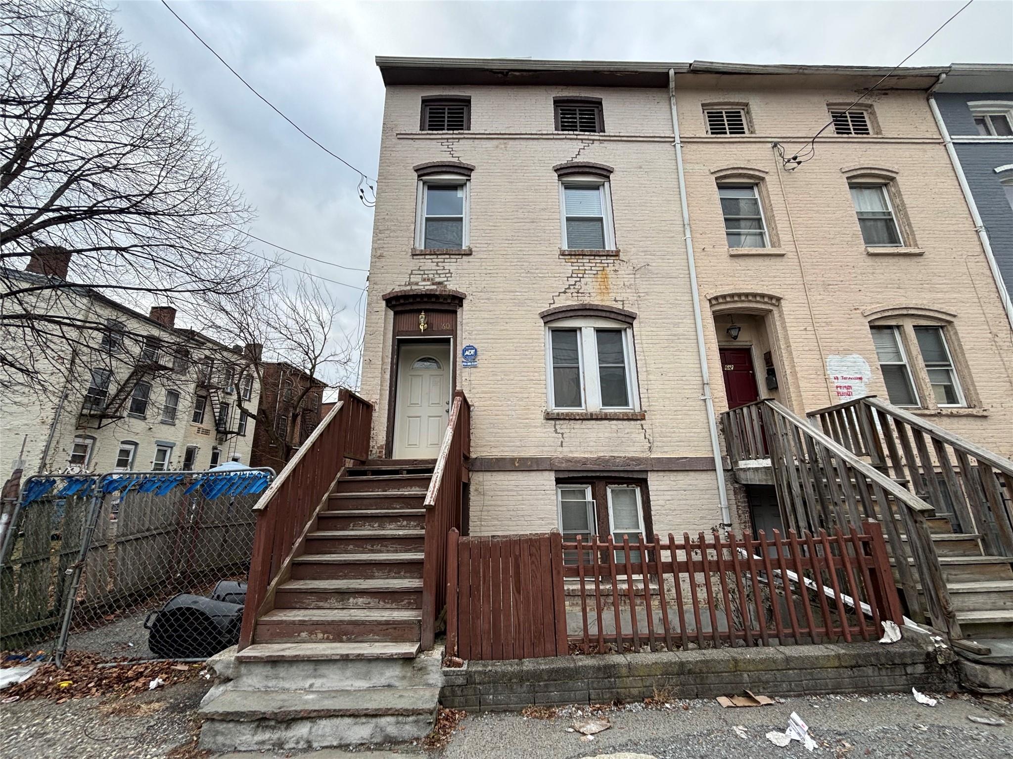 Lander Street, Newburgh, New York - 3 Bedrooms  
1 Bathrooms  
6 Rooms - 