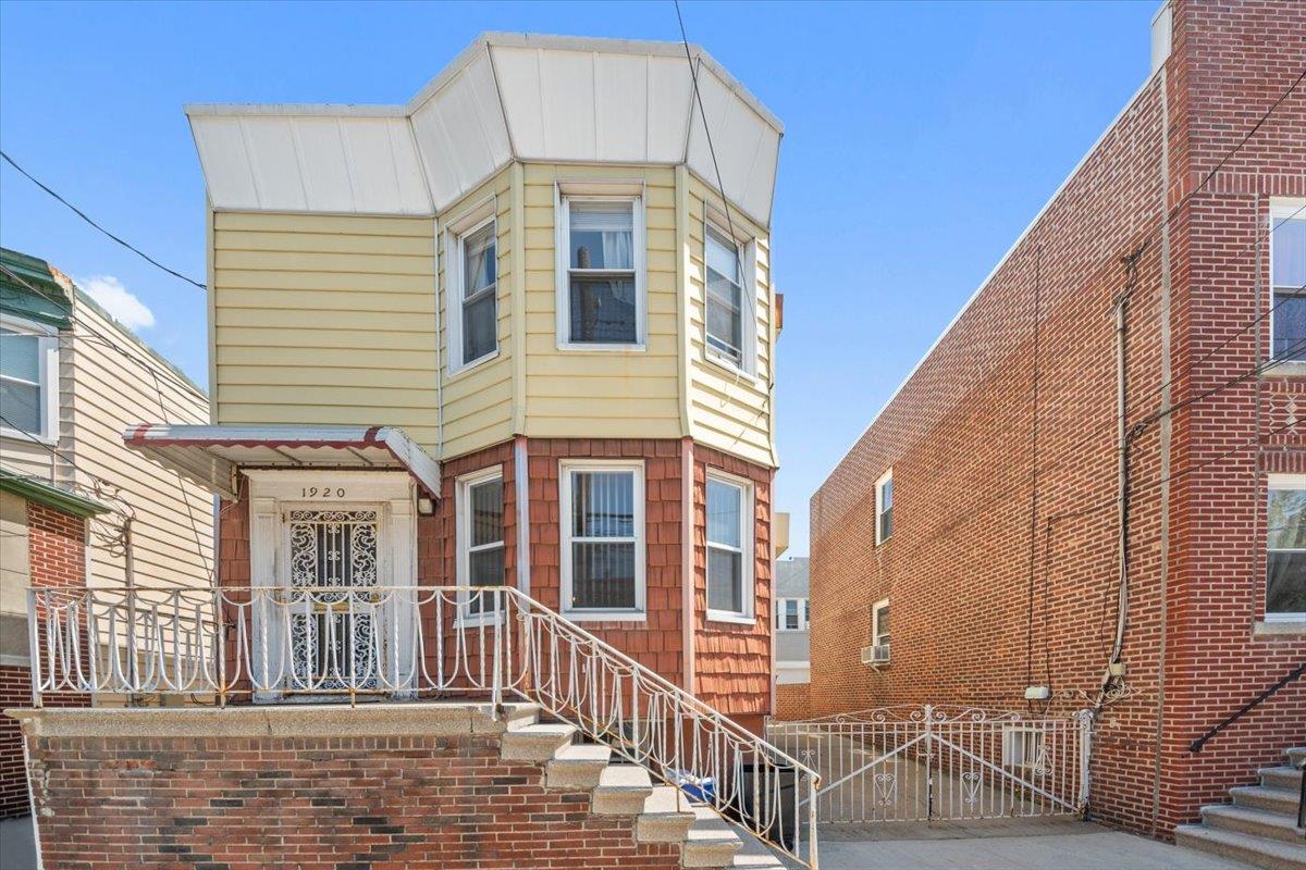 Pilgrim Avenue, Bronx, New York - 4 Bedrooms  
2 Bathrooms - 