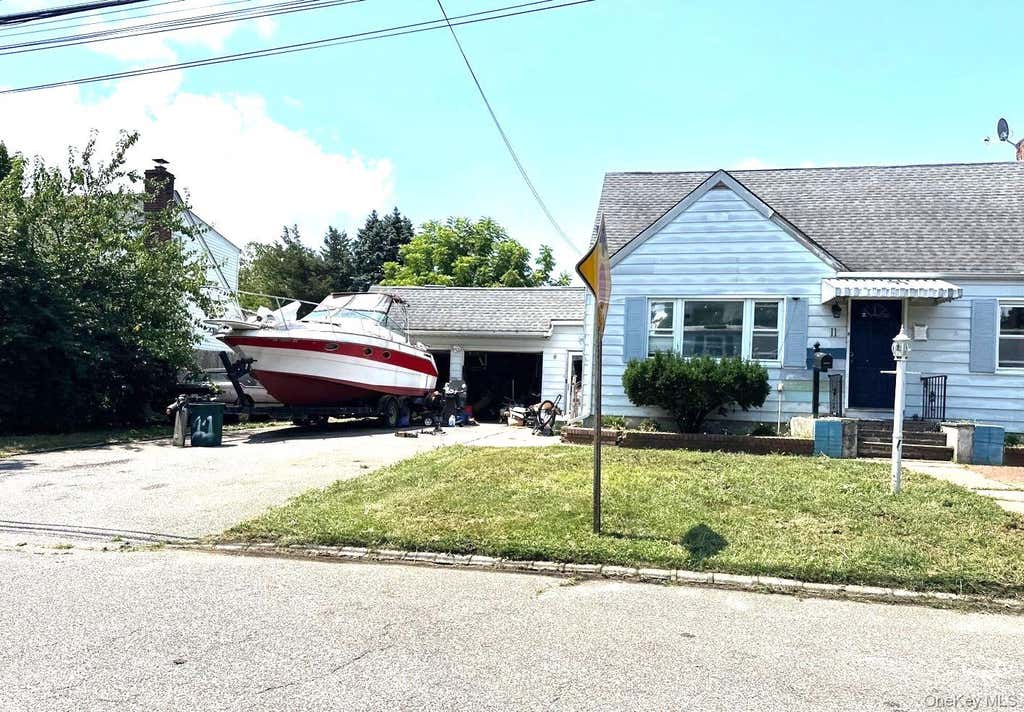 Photo of 11 Stevens Place, Huntington Station, NY 11746 (MLS # 1037057)