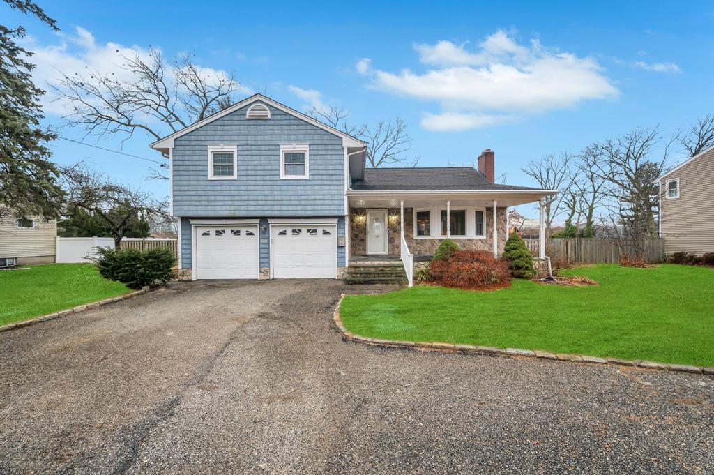 60 Higgins Street, North Babylon, New York image 4
